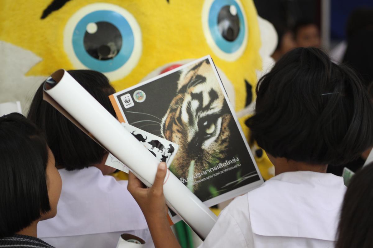 Aufklärungsarbeit in einem Dorf und einer Schule
